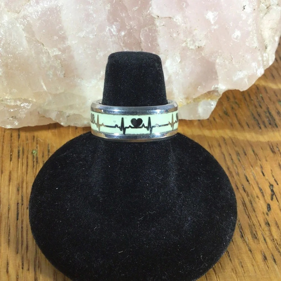 Glow In The Dark Stainless Steel Heartbeat Band Ring - Size 7 - Picture 2 of 6